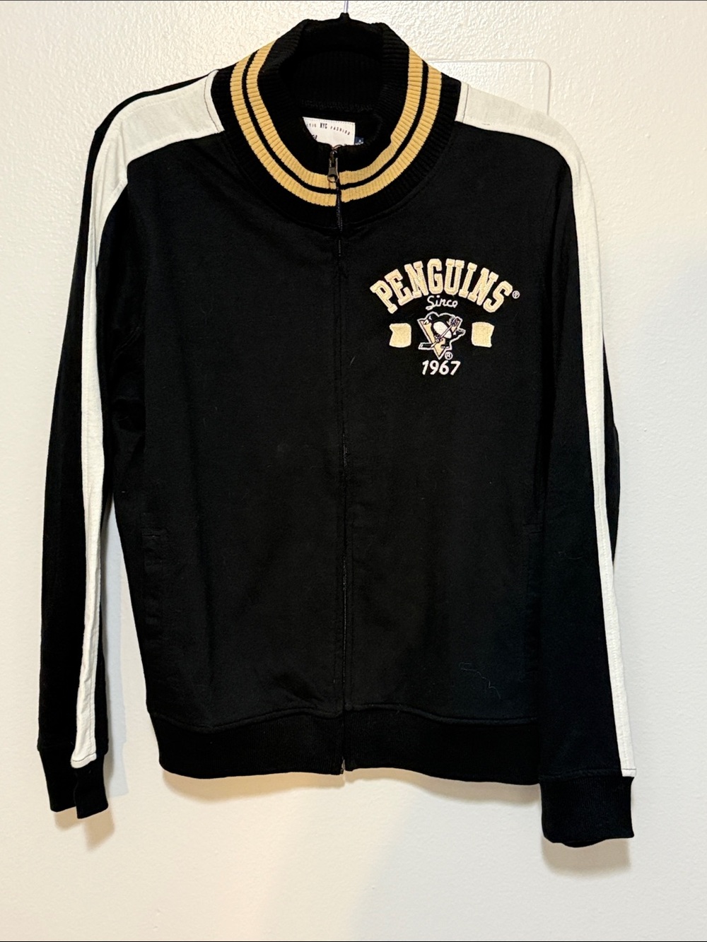 Pittsburgh Penguins light knit jacket. 4her by Carl Banks. NWOT